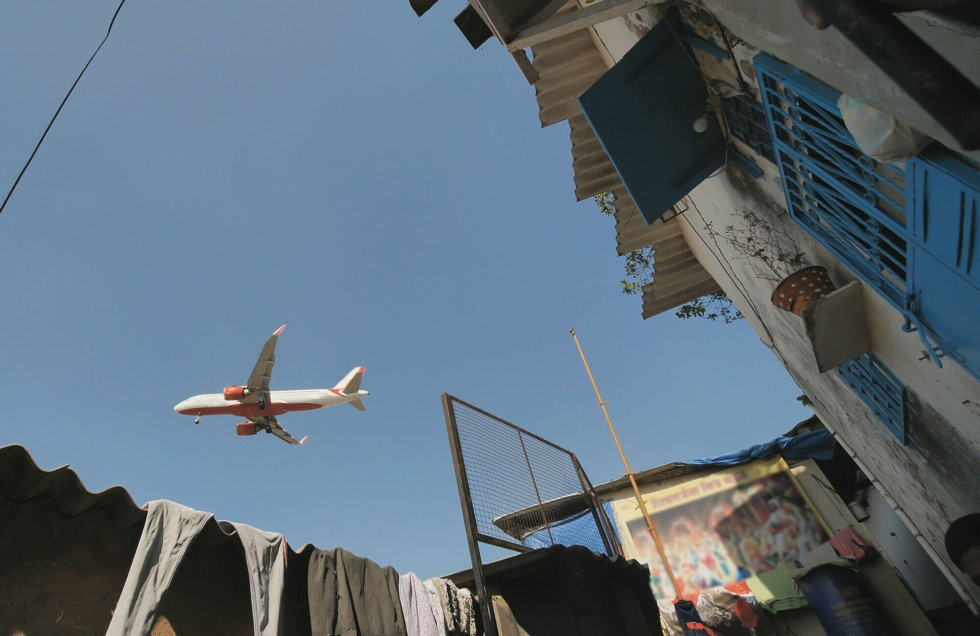  A plane flies over New Delhi, India. Airline companies have spent vast amounts of money in recent years on carbon credits to ‘offset’ their emissions of planet-heating gases. (Image: Davidovich Mikhail / Alamy) 