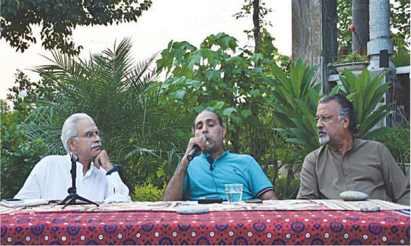 Famous bibliophile Zahid Kazmi speaking at Taxila Chaupal of Gandhara Resource Centre, Khanpur. &mdash; Dawn