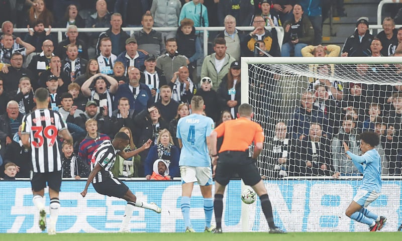 NEWCASTLE: Alexander Isak (second R) of Newcastle United shoots to score against Manchester City during their League Cup match at the St James Park.—Reuters