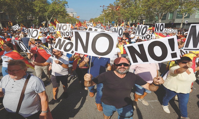 Demonstrators protest amnesty of Catalan’s separatist leaders involved in the 2017 failed independence drive at Passeig de Gracia on Sunday.—Reuters Demonstrators protest amnesty of Catalan’s separatist leaders involved in the 2017 failed independence drive at Passeig de Gracia on Sunday.—Reuters