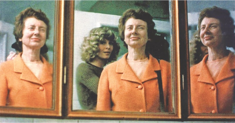 Laura meets two strange sisters, one of whom is a blind clairvoyant, played by Hilary Mason | Pictorial Press Ltd / Alamy