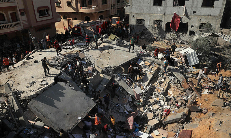 Palestinians check the rubble of an Israeli strike on Rafah, in the southern Gaza Strip on November 23, 2023, amid continuing battles between Israel and the Palestinian fighter group Hamas.&mdash;AFP