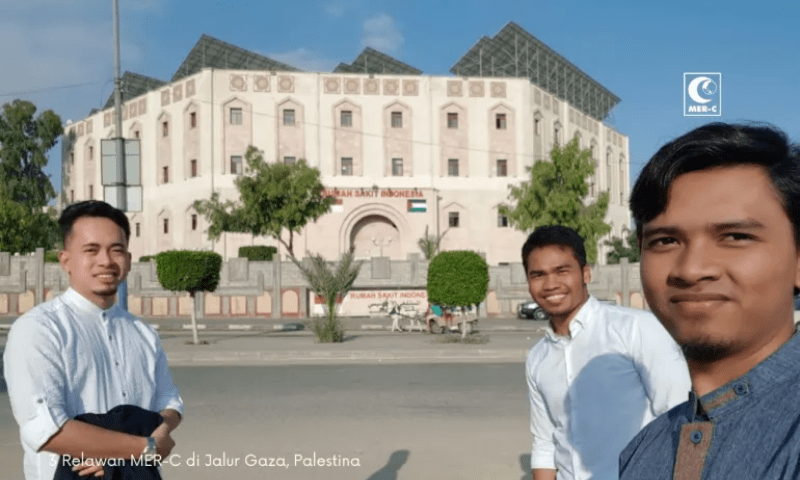 Indonesians Fikri Rofiul Haq (left), Reza Aldilla Kurniawan and Farid Zazabil Al Ayubi volunteered at the Indonesian Hospital until their forced evacuation last week. &mdash; Courtesy of MER-C