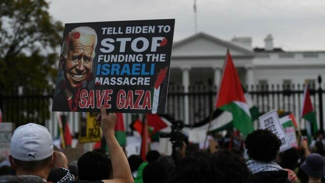  Demonstrators gather in front of the White House during a rally in support of Palestinians in Washington, DC. &mdash; AFP 