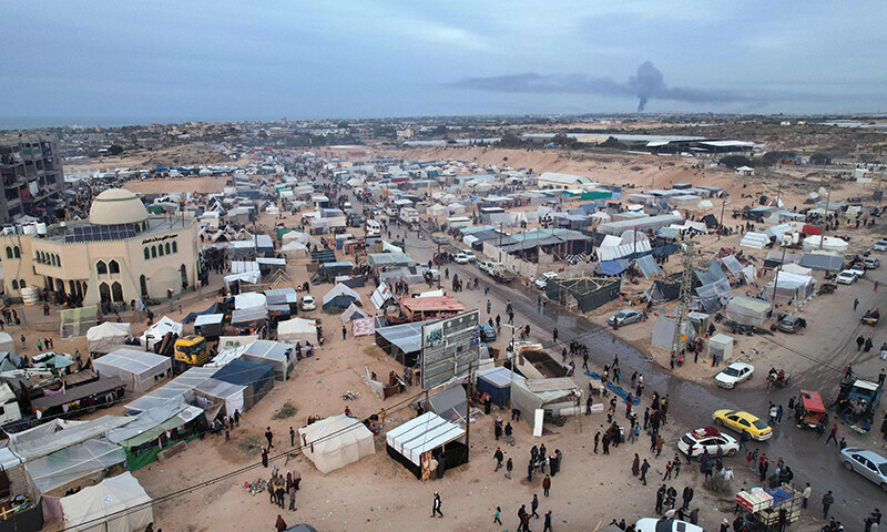 An aerial picture shows displaced Palestinians who fled Khan Yunis setting up camp in Rafah further south near the Gaza Strip&rsquo;s border with Egypt, on December 7, 2023.&mdash;AFP