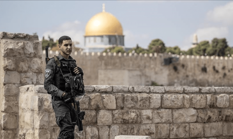 An Israeli guard stands in front of Al-Aqsa Mosque. &mdash; Anadolu Agency