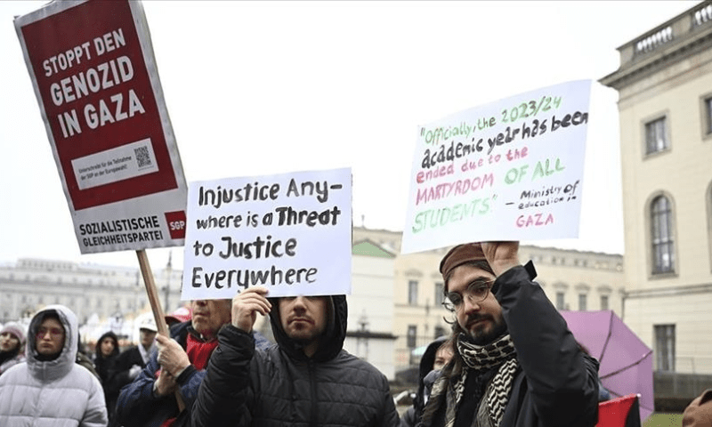 Students stage a pro-Palestine rally in front of Humboldt University in Berlin, Germany. &mdash; Anadolu Agency