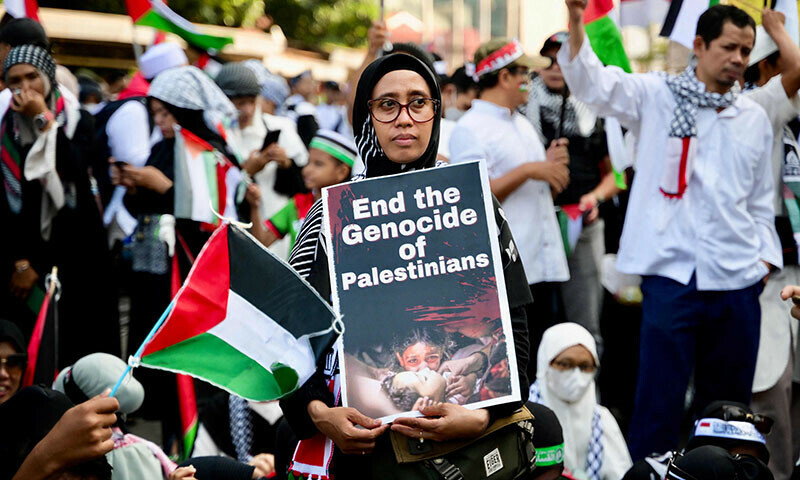 Pro-Palestinian demonstrators take part on a rally in front of the US embassy in Jakarta on December 17, 2023.&mdash;AFP