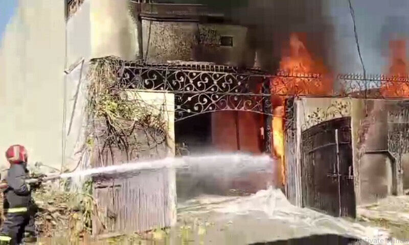 ایگزیکٹو آفیسر سوئی گیس نے بتایا کہ عملے نے پائپ لائن میں سپلائی معطل کر دی—فوٹو: ڈان نیوز ایگزیکٹو آفیسر سوئی گیس نے بتایا کہ عملے نے پائپ لائن میں سپلائی معطل کر دی—فوٹو: ڈان نیوز