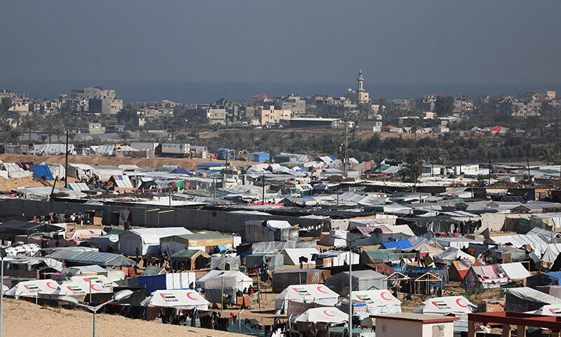 Displaced Palestinians, who fled their houses due to Israeli strikes, seek shelter near the border with Egypt, in Rafah in the southern Gaza Strip, January 7, 2024. &mdash; Reuters