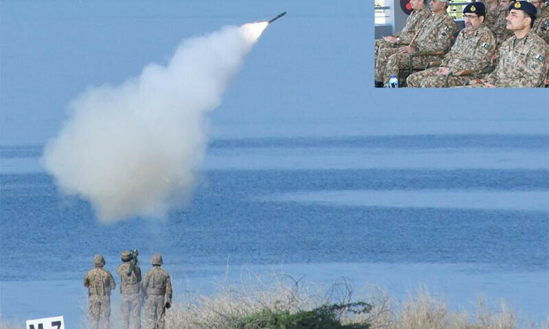 آرمی چیف جنرل عاصم منیر مشقوں کے دوران مختلف ایئر ڈیفنس ویپن سسٹمز کی فائرنگ کی صلاحیتوں کا مظاہرہ کررہے ہیں— فوٹو بشکریہ آئی ایس پی آر آرمی چیف جنرل عاصم منیر مشقوں کے دوران مختلف ایئر ڈیفنس ویپن سسٹمز کی فائرنگ کی صلاحیتوں کا مظاہرہ کررہے ہیں— فوٹو بشکریہ آئی ایس پی آر