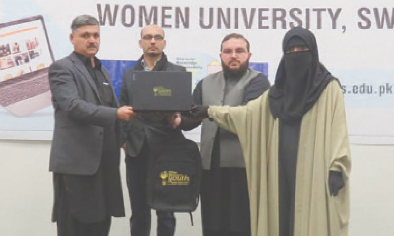 Laptops distributed among students - Newspaper - DAWN.COM