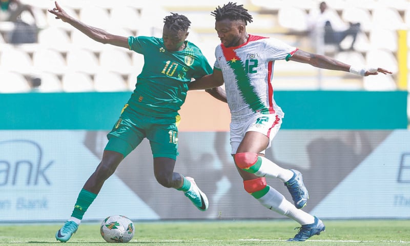 BOUAKE: Burkina Faso’s Edmond Tapsoba (R) vies for the ball with Idrissa Thiam of Mauritania during their Africa Cup of Nations Group ‘D’ match at Stade de la Paix on Tuesday.—AFP BOUAKE: Burkina Faso’s Edmond Tapsoba (R) vies for the ball with Idrissa Thiam of Mauritania during their Africa Cup of Nations Group ‘D’ match at Stade de la Paix on Tuesday.—AFP