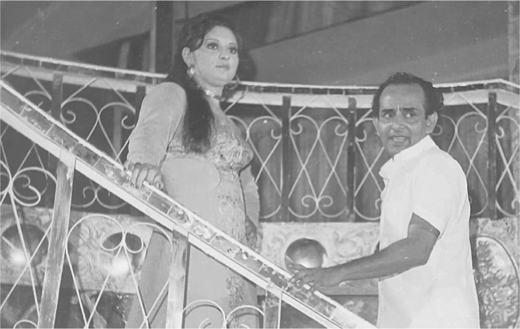 Nazraul Islam directing actress Mumtaz in Sheeshay Ka Ghar