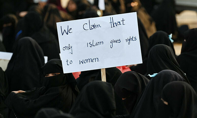دائیں بازو کی مذہبی تنظیموں کی جانب سے بھی خواتین کے عالمی دن کے موقع پر مارچ کیا گیا&mdash; فوٹو: اے ایف پی
