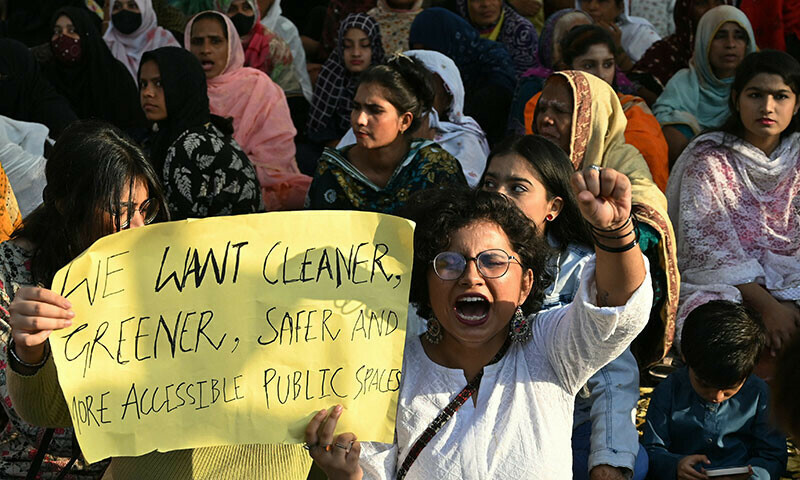 عورت مارچ میں شریک ایک خاتون نعرے بازی کررہی ہیں&mdash; فوٹو: اے ایف پی