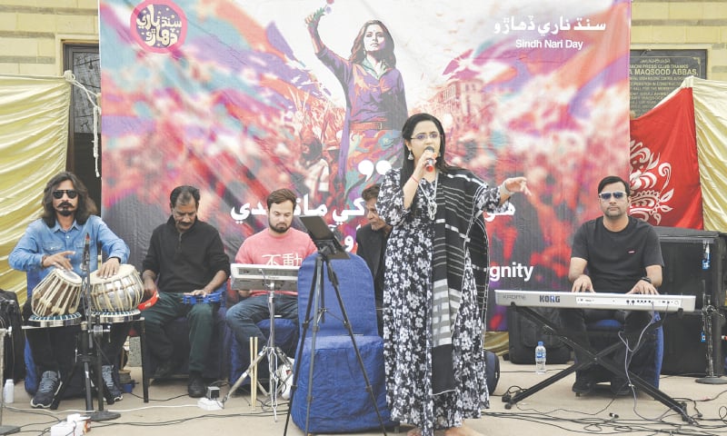 Singer Narodha Malni performs at the event on Sunday.&mdash;Shakil Adil / White Star
