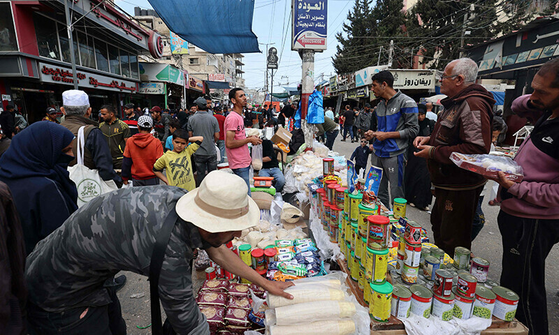 People buy food products in a market, ahead of Eidul Fitr, in Rafah in the southern Gaza Strip on April 5, 2024.&mdash;AFP