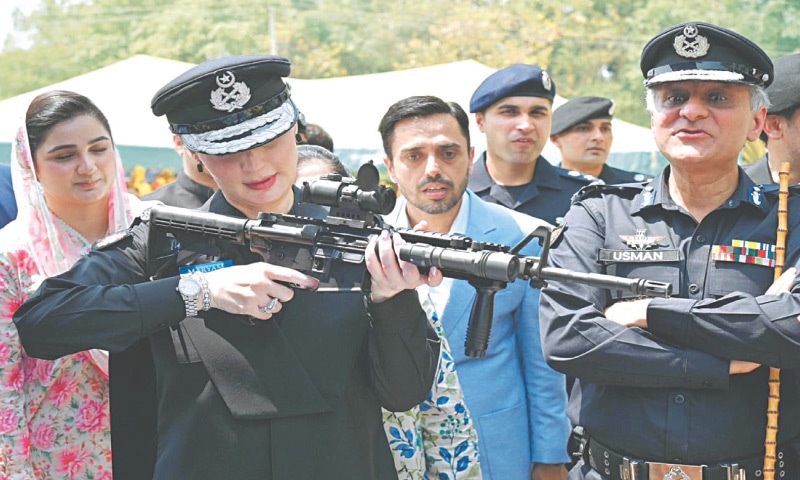 LAHORE: Punjab Chief Minister Maryam Nawaz Sharif aims an automatic weapon, as Punjab Inspector General Usman Anwar looks on, during the passing out ceremony of Elite Force personnel, on Friday.
&mdash;X/@pmlndigitalk