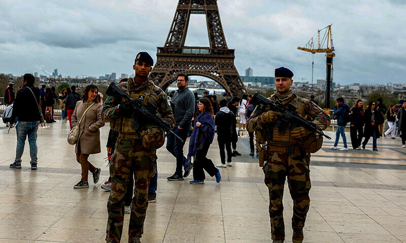 FILE PHOTO: Armed French soldiers patrol on the Trocadero square as part of the &ldquo;Vigipirate&rdquo; security near the Eiffel Tower Stadium, Champ de Mars Arena and Grand Palais Ephemere venues under construction for the Paris 2024 Olympic and Paralympic Games, in Paris, France, April 1, 2024. REUTERS/Gonzalo Fuentes/File Photo