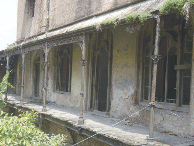 A balcony adjacent to the dancing hall, which was once covered with wooden blinds. Today iron pillars have been fixed as support.