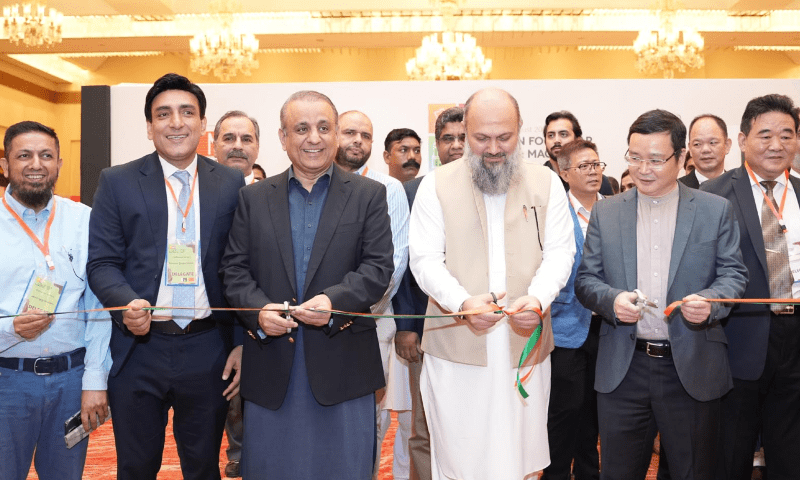 علیم خان اورجام کمال نویں پاکستان فٹ ویئر، میٹریل اینڈ مشینری شو کا افتتاح کررہے ہیں: فوٹو/ پی آئی ڈی علیم خان اورجام کمال نویں پاکستان فٹ ویئر، میٹریل اینڈ مشینری شو کا افتتاح کررہے ہیں: فوٹو/ پی آئی ڈی