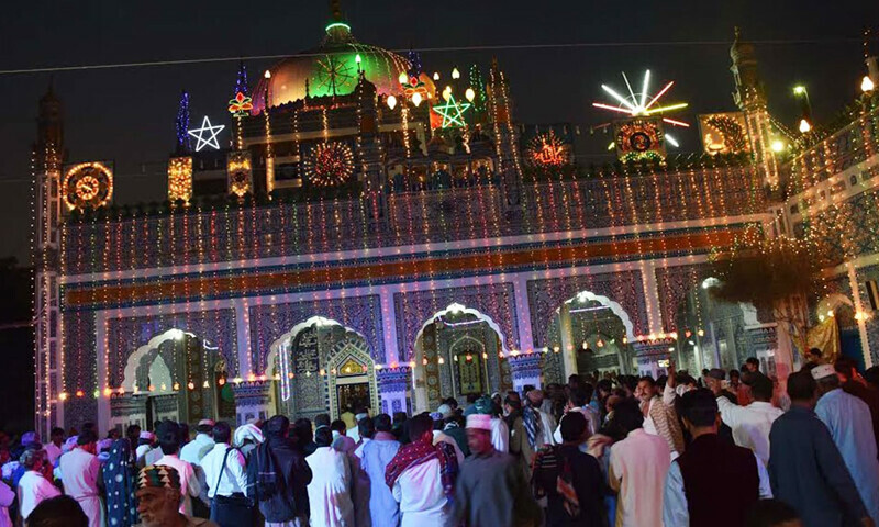 صوبائی حکومت کی جانب سے عام تعطیل کا نوٹی فکیشن جاری کردیا گیا &mdash; فائل فوٹو: محمد حسین خان