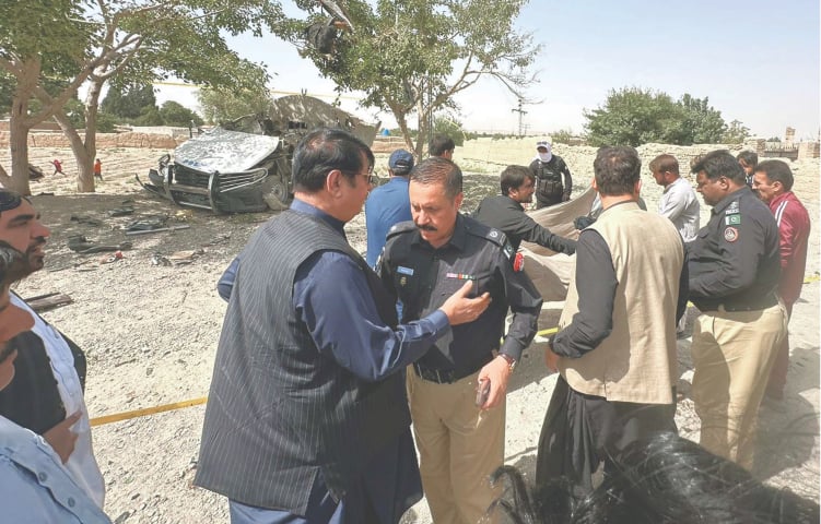 MPA Malik Naeem Khan Bazai talks to police officials at the site of a bomb blast in Kuchlak near Quetta, on Saturday.&mdash;PPI