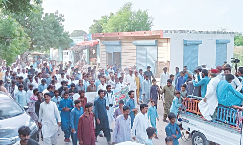 PROTESTERS walk towards foothills of Karoonjhar in Tharparkar to attend the gathering on Sunday.&mdash;Dawn