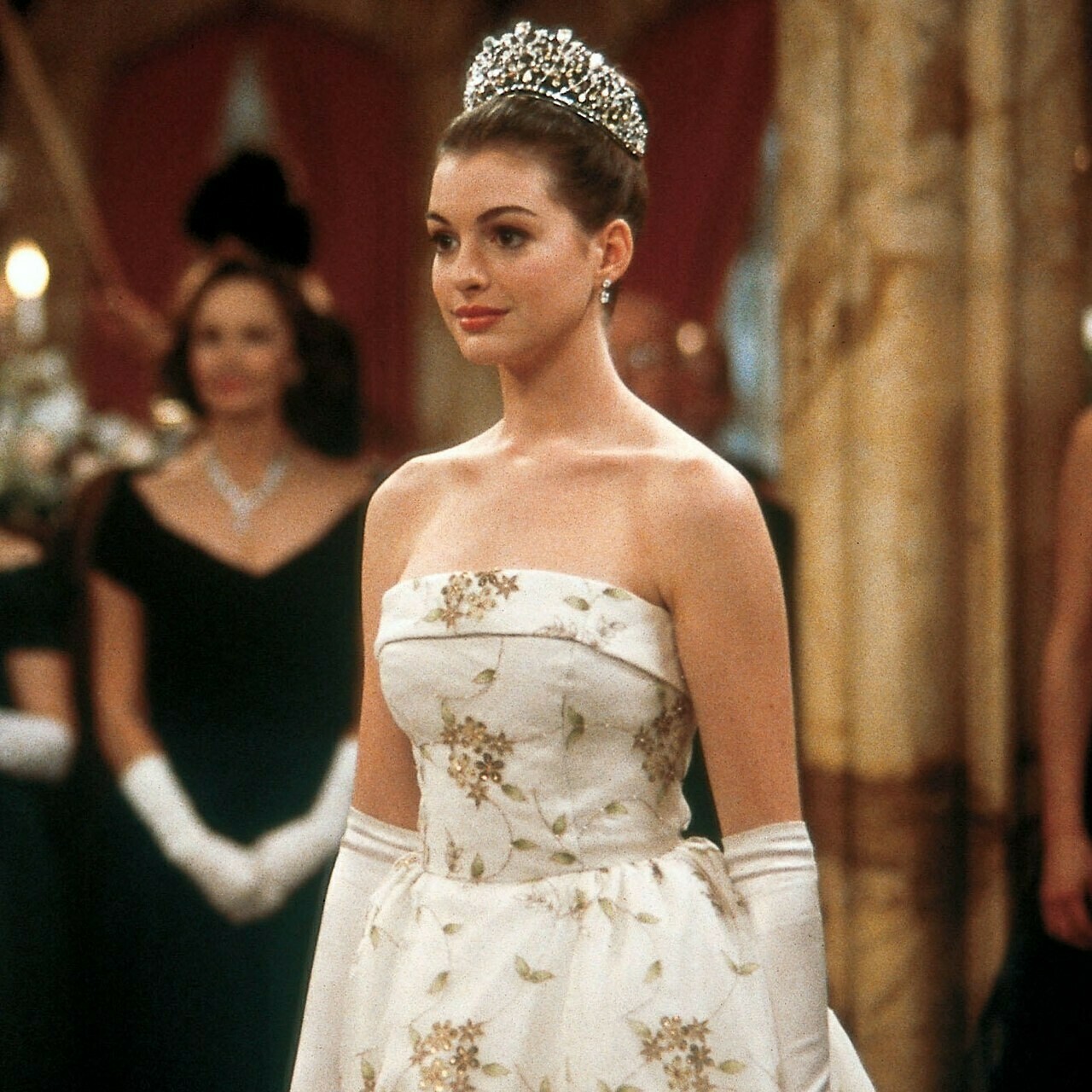 The Queen Is Back Anne Hathaway Is Making Her Royal Return As Mia 