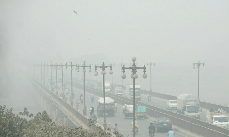 Poor visibility due to thick smog at the Ravi bridge in Lahore in November 2024. — White Star/File Poor visibility due to thick smog at the Ravi bridge in Lahore in November 2024. — White Star/File
