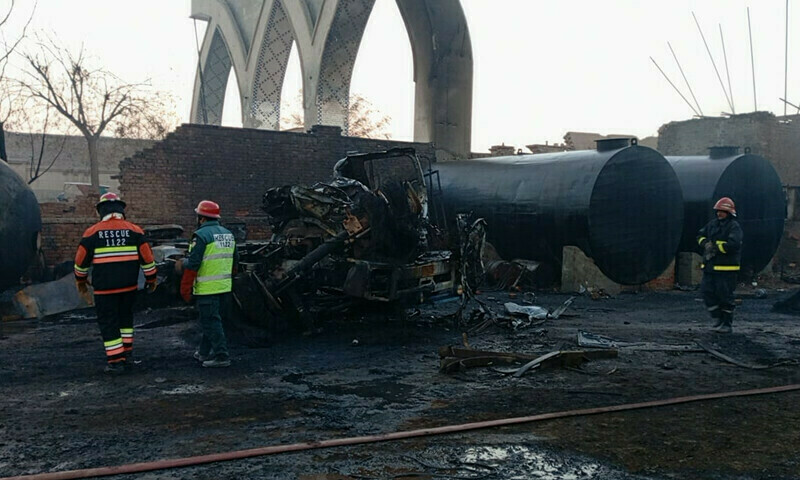 ملبے سے 100 زائد افراد کو زندہ نکال لیا گیا، متعدد جانور بھی ہلاک اور زخمی ہوئے
—فوٹو: ڈان نیوز ملبے سے 100 زائد افراد کو زندہ نکال لیا گیا، متعدد جانور بھی ہلاک اور زخمی ہوئے
—فوٹو: ڈان نیوز