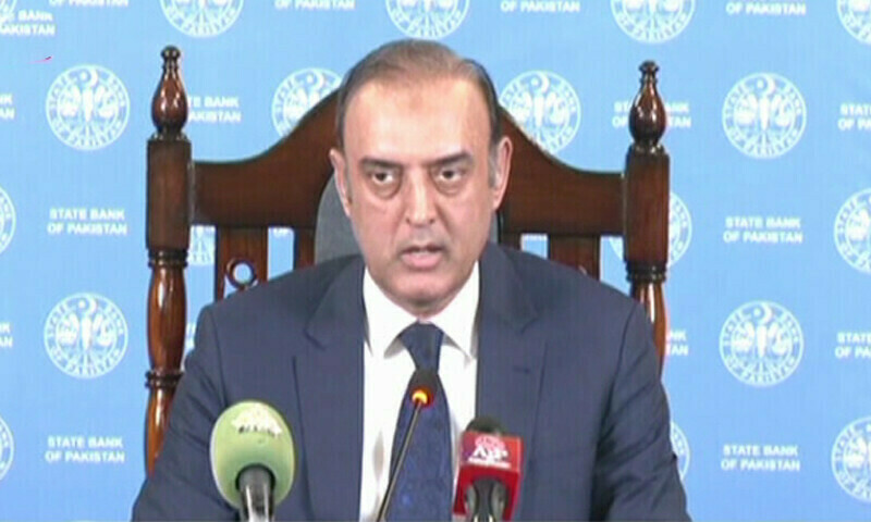 گورنر اسٹیٹ بینک جمیل احمد مانیٹری پالیسی کمیٹی کے اجلاس کے بعد پریس کانفرنس کرتے ہوئے
—فوٹو: ڈان نیوز گورنر اسٹیٹ بینک جمیل احمد مانیٹری پالیسی کمیٹی کے اجلاس کے بعد پریس کانفرنس کرتے ہوئے
—فوٹو: ڈان نیوز