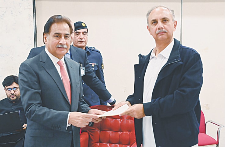 Leader of Opposition in National Assembly Omar Ayub presents PTI&rsquo;s written demands to Speaker Ayaz Sadiq at Parliament House.&mdash;White Star