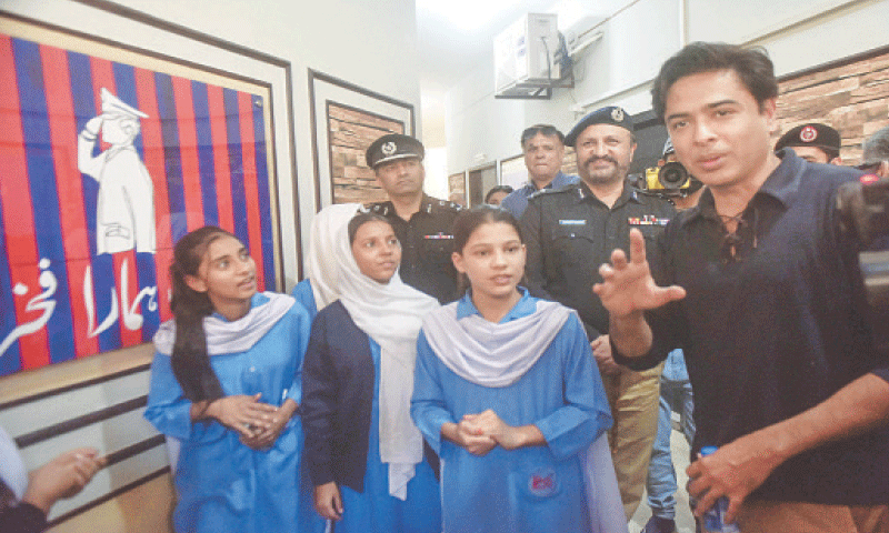 Shehzad Roy speaks at the event on Monday as students and police officers look on.—Fahim Siddiqi / White Star Shehzad Roy speaks at the event on Monday as students and police officers look on.—Fahim Siddiqi / White Star