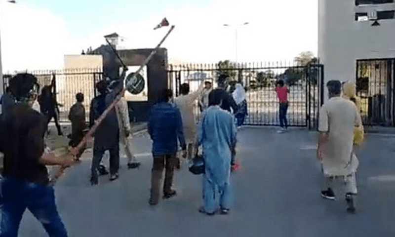 استغاثہ کی جانب سے ڈیجیٹل شہادت پر مشتمل 13 یو ایس بیز عدالت میں جمع کروائی گئیں — فائل فوٹو: ڈان نیوز استغاثہ کی جانب سے ڈیجیٹل شہادت پر مشتمل 13 یو ایس بیز عدالت میں جمع کروائی گئیں — فائل فوٹو: ڈان نیوز