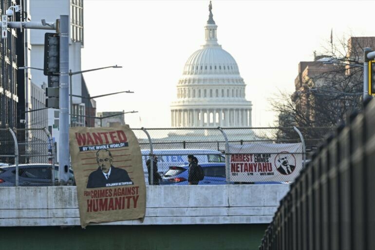 نیتن یاہو کے امریکا کے دورے کے دوران ان کی تصویر پر ’انسانیت کا مجرم‘ اور ’مطلوب‘ لکھے ہوئے بینرز آویزاں کیے گئے
—فوٹو: بشکریہ انادلو نیتن یاہو کے امریکا کے دورے کے دوران ان کی تصویر پر ’انسانیت کا مجرم‘ اور ’مطلوب‘ لکھے ہوئے بینرز آویزاں کیے گئے
—فوٹو: بشکریہ انادلو
