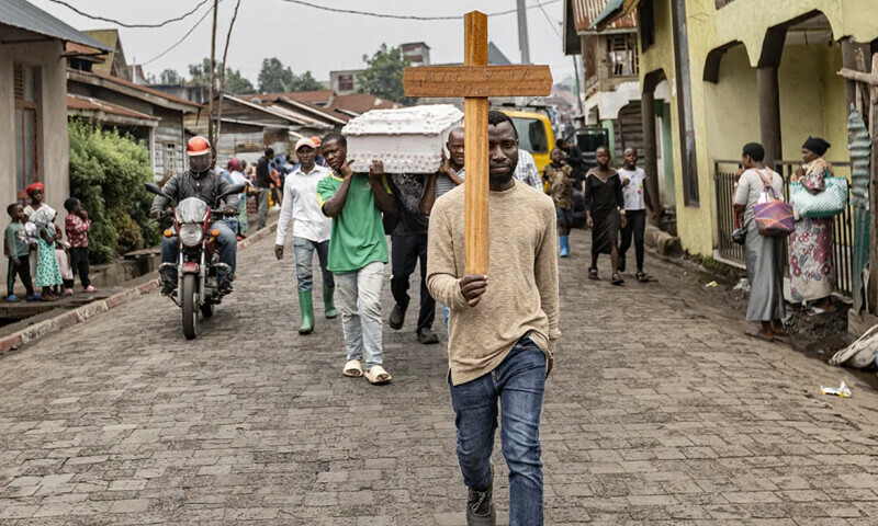 جھڑپوں میں مارے گئے شخص کو تدفین کیلئے لے جایا جارہا ہے&mdash; فوٹو: اے ایف پی