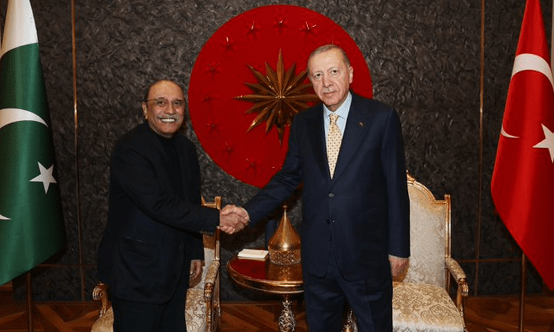 صدر مملکت آصف علی زرداری پرنس کریم آغا خان کے انتقال پر تعزیت کے لیے پرتگال کے دورے پر ہیں — فوٹو: ڈان نیوز صدر مملکت آصف علی زرداری پرنس کریم آغا خان کے انتقال پر تعزیت کے لیے پرتگال کے دورے پر ہیں — فوٹو: ڈان نیوز