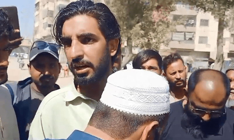 شہریوں نے احتجاج کے دوران ہیوی ٹریفک کے ڈرائیورز کے لائسنس بھی چیک کیے
—فوٹو: ڈان نیوز شہریوں نے احتجاج کے دوران ہیوی ٹریفک کے ڈرائیورز کے لائسنس بھی چیک کیے
—فوٹو: ڈان نیوز