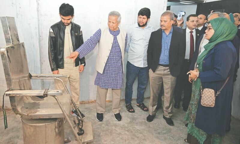 بنگلہ دیشی حکام چیف ایڈوائزر محمد یونس کو ڈھاکا میں فوجی انٹیلی جنس کے مبینہ تشدد مرکز کے دورے میں بریفنگ دیتے ہوئے &mdash; فوٹو: اے ایف پی