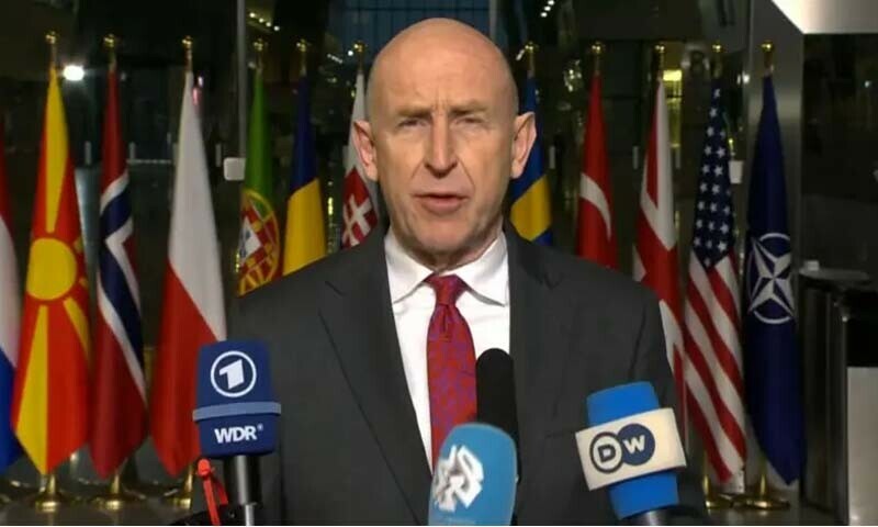 برسلز میں نیٹو ارکان کے وزرائے دفاع کے یو کرین کے معاملے پر اجلاس کے دوران برطانوی وزیر دفاع میڈیا سے گفتگو کرتے ہوئے
&mdash;فوٹو: رائٹرز