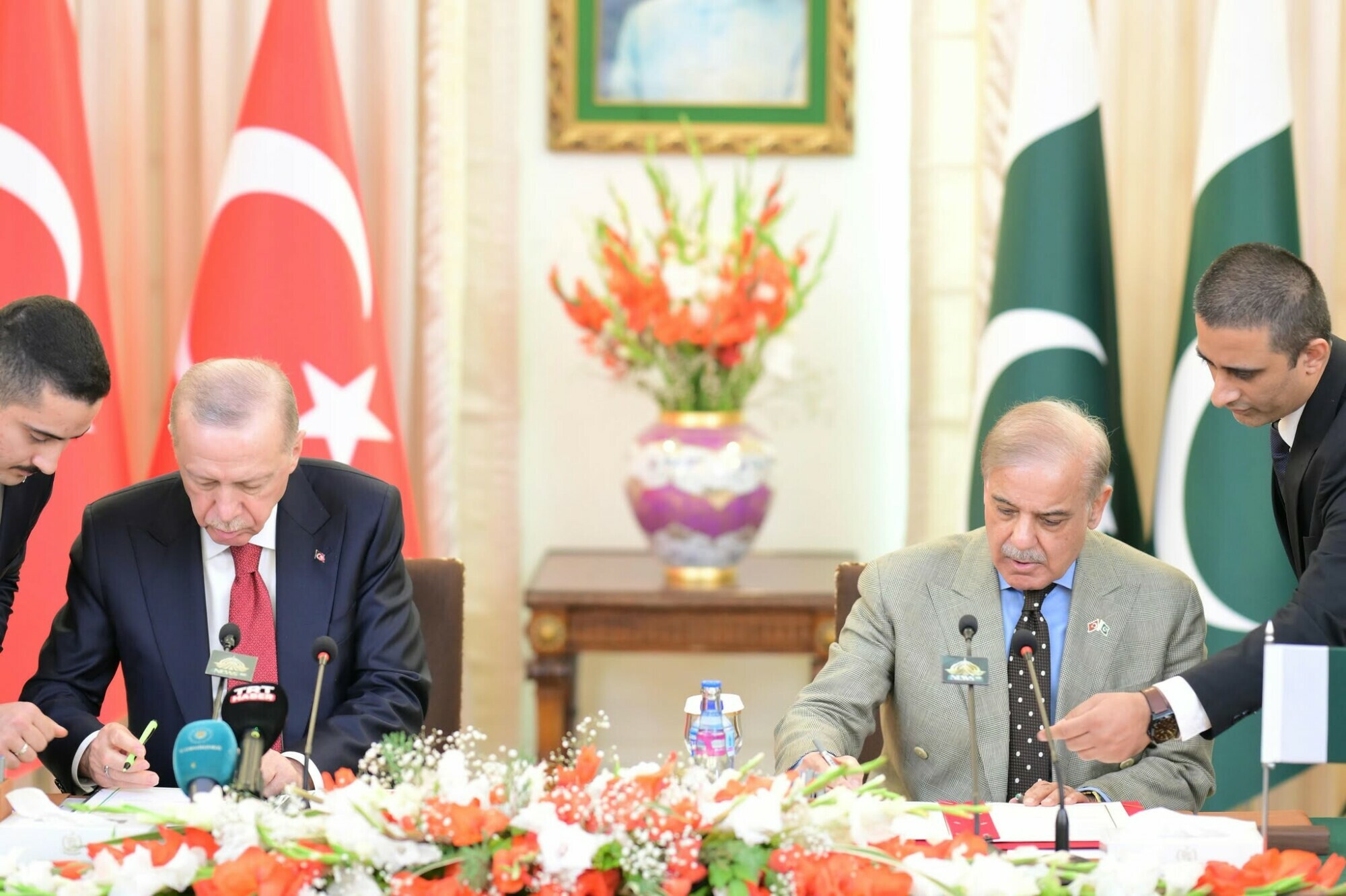 وزیراعظم شہباز شریف اور ترکیہ کے صدر ایم او یوز پر دستخط کرتے ہوئے — فوٹو: ڈان نیوز