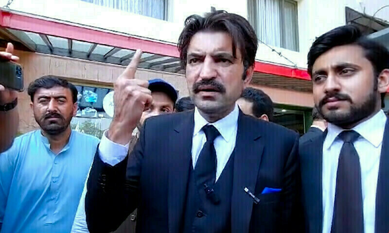 سابق پی ٹی آئی رہنما نے شکوہ کیا کہ بانی پی ٹی آئی عمران خان کے بس کان میں بات ڈالنے کی دیر ہوتی ہے &mdash; فائل فوٹو: ڈان نیوز