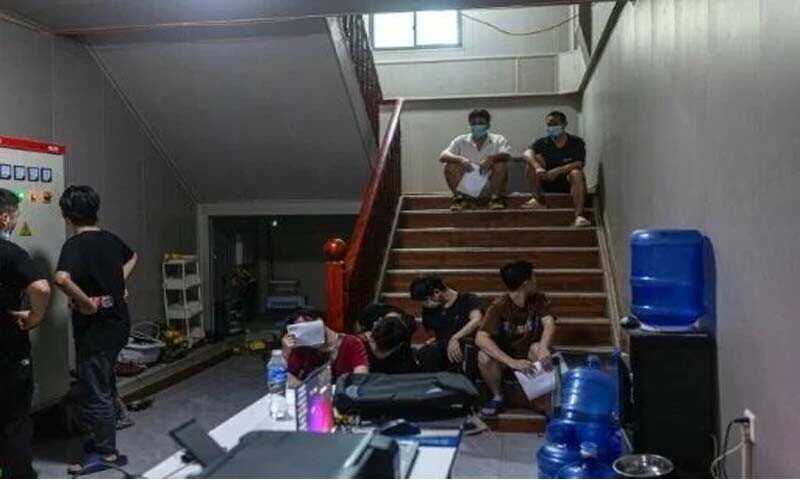 سائبر فراڈ کرنیوالے گروہ غیر ملکیوں کو بلاکر یر غمال بناتے اور آن لائن فراڈ پر مجبور کرتے ہیں
&mdash;فوٹو: بشکریہ ایس ٹی آر