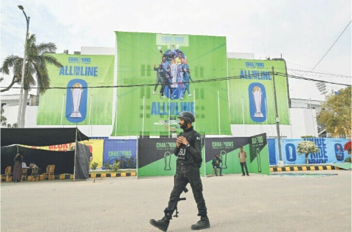 نیشنل بینک اسٹیڈیم کراچی کے باہر پولیس کمانڈو چوکس کھڑا ہے — فوٹو: اے ایف پی نیشنل بینک اسٹیڈیم کراچی کے باہر پولیس کمانڈو چوکس کھڑا ہے — فوٹو: اے ایف پی