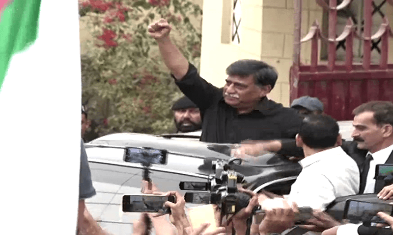 MQM-H Chairman Afaq Ahmed is welcomed by suporters after being released from Karachi central prison following his bail in an arson case on Feb 25, 2025. &mdash; DawnNewsTV