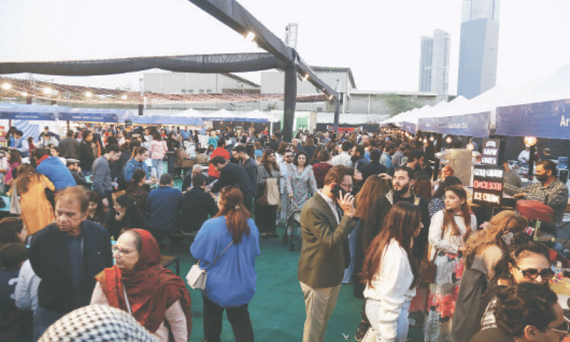 Visitors take keen interest in different stalls at the German Winter Market.
&mdash;Shakil Adil / White Star