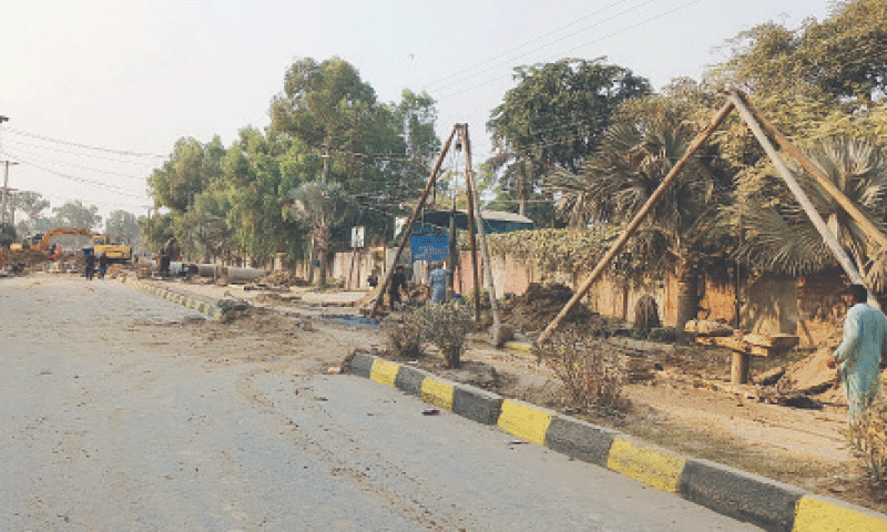 Saheed Road Delayed sewerage project: Traffic issues after closure of dug-up road ...