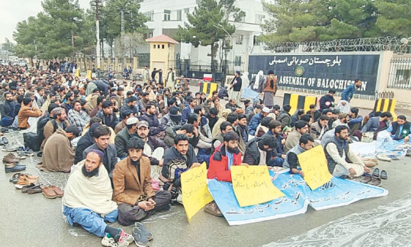 QUETTA: Candidates, who claim to have been shortlisted for jobs in the education department, hold a protest outside the Balochistan Assembly on Thursday over a delay in issuance of appointment letters.—PPI